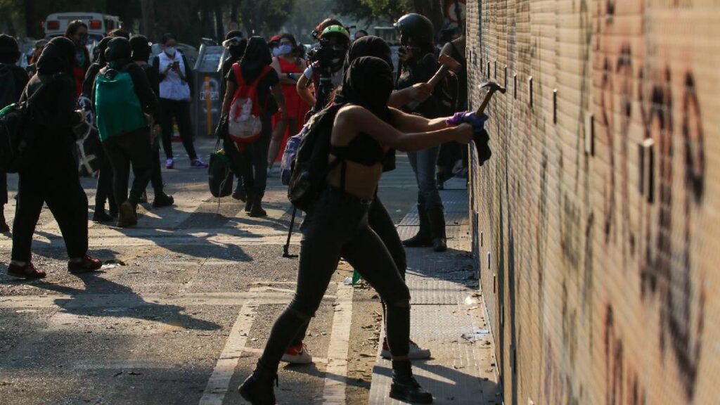 quedo-grabado-sujeto-golpea-porton-de-una-casa-con-martillo-en-san-salvador-el-seco-puebla