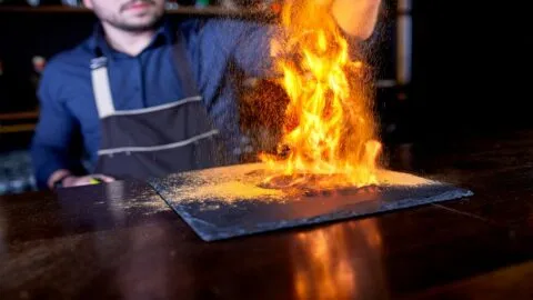 ¿Te quemaste trabajando en un restaurante en EE. UU.? Quién debe pagar tus gastos médicos