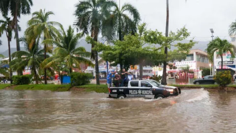 Héroe anónimo arriesga su vida para salvar a madre y su hija atrapadas por inundaciones, en Acapulco