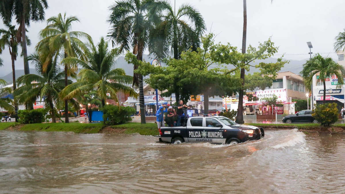 Héroe anónimo arriesga su vida para salvar a madre y su hija atrapadas por inundaciones, en Acapulco