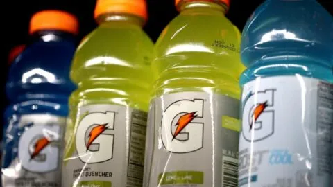 Gatorade retira 122 mil cajas con amarillo 5 y 6 sin declarar, en plena cruzada de EE. UU. contra los colorantes