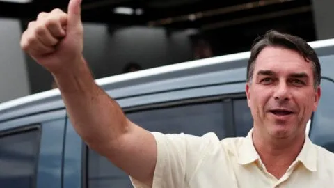 Desde EE. UU., Flávio Bolsonaro se proclama “presidente electo” de Brasil; acusa fraude y persecución política