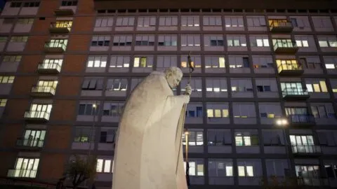 Cáncer, Parkinson y otras enfermedades: los problemas de salud que han enfrentado los Papas