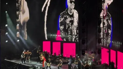 Robbie Williams y Omar Chaparro comparten escenario en el Palacio de los Deportes
