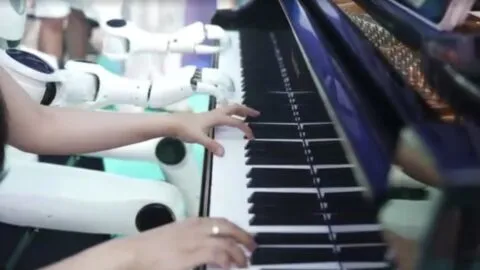 Robot humanoide toca el piano junto a un humano en China: video