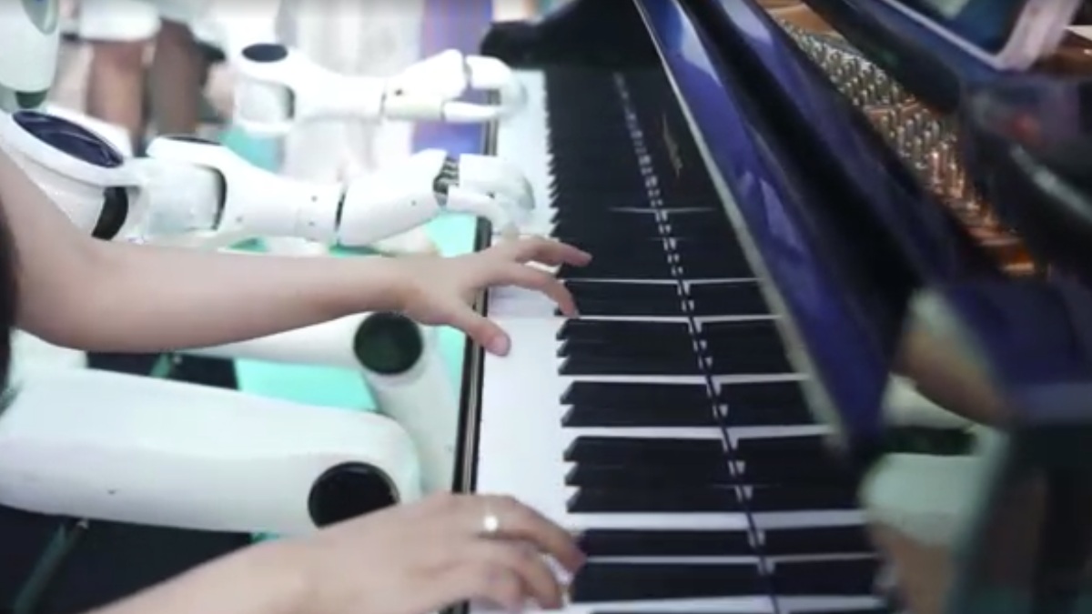 Robot humanoide toca el piano junto a un humano en China: video