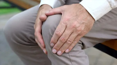 Frentes fríos y dolor de rodillas: por qué ocurre y qué puedes hacer para sentirte mejor