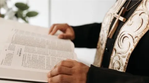 Alertan por cientos de falsos sacerdotes en México: cobran por bodas, bautizos y funerales