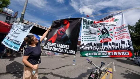 IMSS y sindicato acuerdan aumento salarial del 8%, pero sólo 4% va al salario base; trabajadores exigen 10%