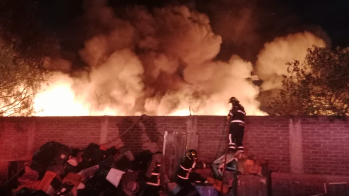 Se registra incendio en depósito de desperdicio en Tlaltenco, Tláhuac