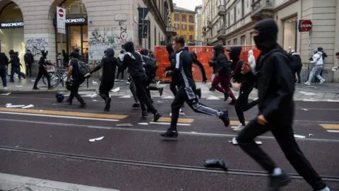 Segunda jornada de disturbios en Milán deja más de 200 detenidos, la mayoría menores de edad