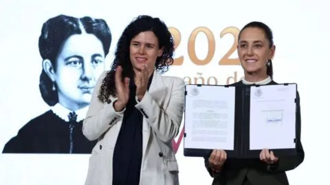 Sheinbaum firma decreto para proteger a menores en plataformas digitales: tienen un mes para retirar contenidos violentos