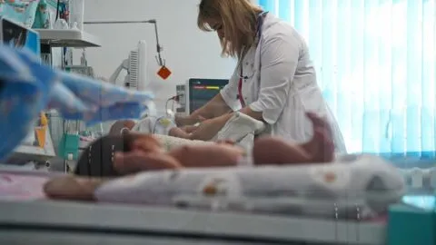 Mueren ocho bebés en hospital del IMSS en Jalisco, padres denuncian falta de protocolos: "Ni un abrazo pude darle"
