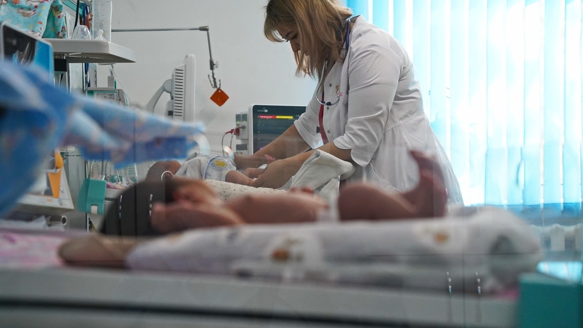 Mueren ocho bebés en hospital del IMSS en Jalisco, padres denuncian falta de protocolos: "Ni un abrazo pude darle"