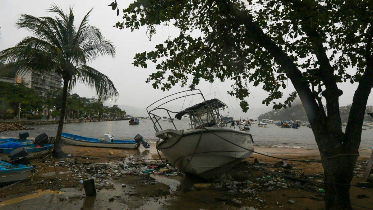 Cierran puertos en seis estados por llegada del huracán Simon a costas del Pacífico