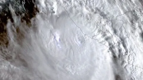 ¡Peligro máximo! Satélites captan ojo de huracán Simon frente a las costas de México, hay alerta roja