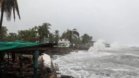 Simon y Trudy refuerzan las lluvias en México: advierten por inundaciones, deslaves y oleaje elevado en estos estados