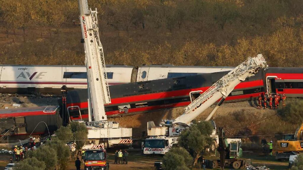 Suman 74 muertos y decenas de heridos por choque de trenes en España