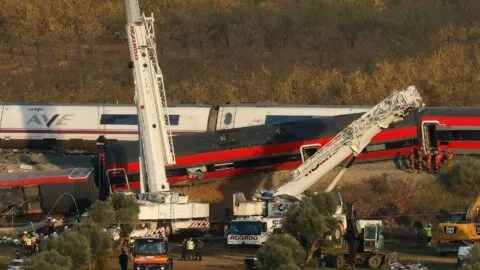 Suman 74 muertos y decenas de heridos por choque de trenes en España