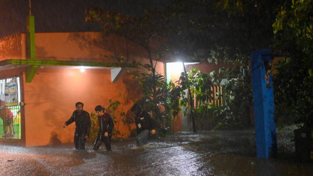 Autoridades de Veracruz anunciaron suspensión de clases por el frente frío 2.