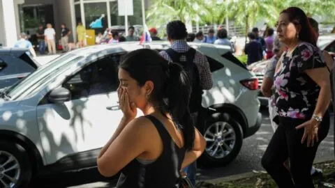 Terremoto de 7.7 sacude Panamá; habitantes salen de edificios