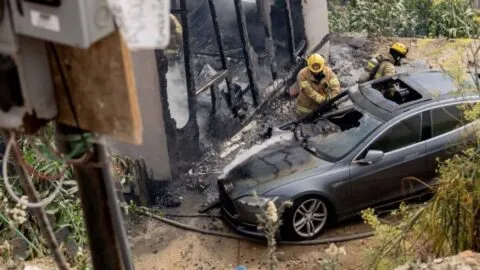 Cámara capta accidente de película: auto Tesla vuela sobre casa en Tecamachalco