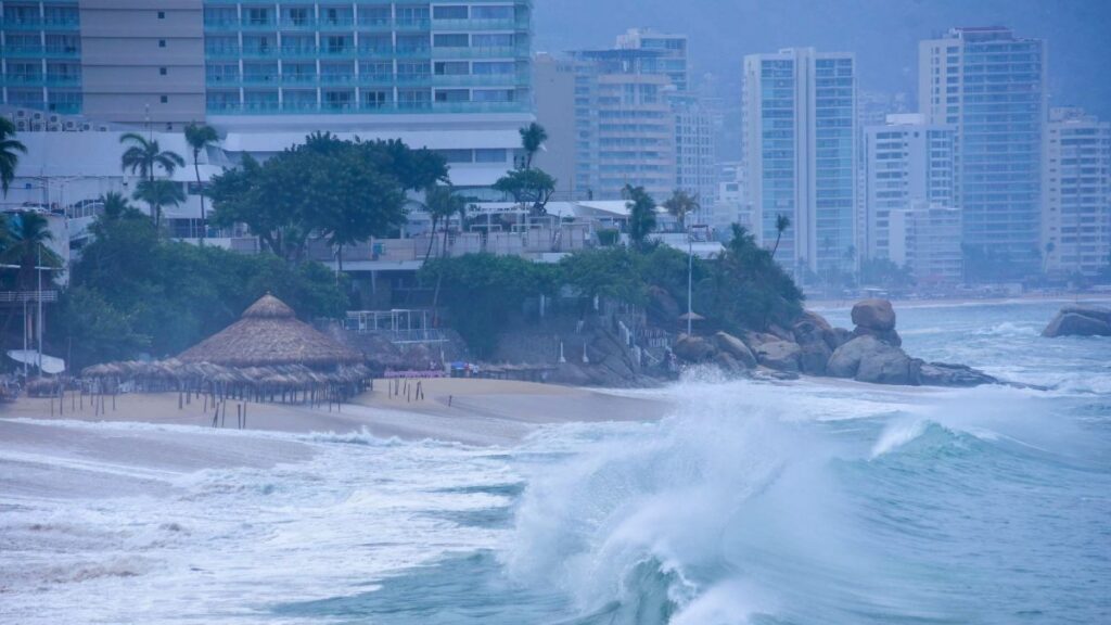 Tormenta tropical Isaías y Depresión Tropical Veinte-E provocan lluvias intensas; estos estados tendrán tormentas