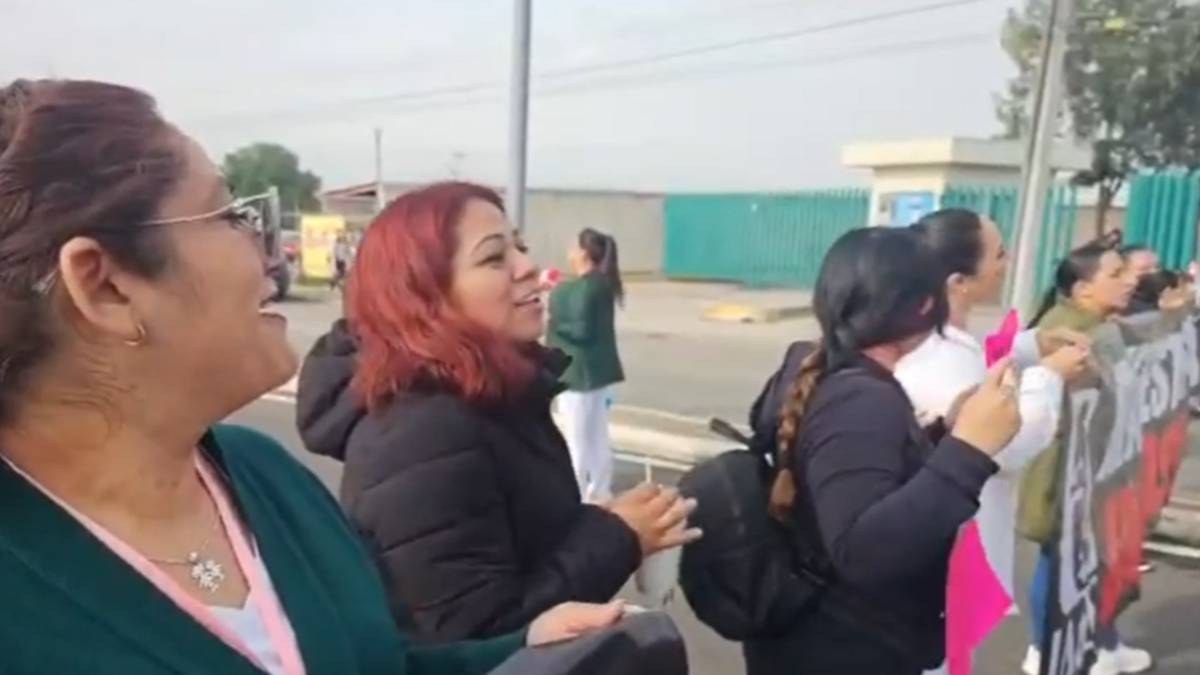 Trabajadores del IMSS bloquean de manera intermitente la carretera México-Pachuca en Tecámac