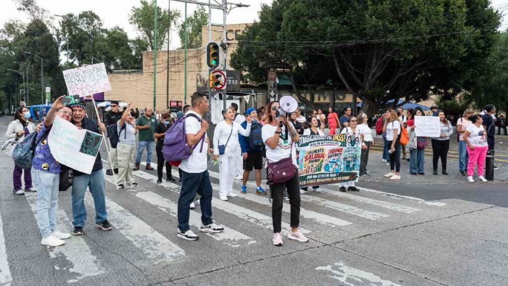 Trabajadores del IMSS encabezan las protestas de este 13 de octubre en la CDMX