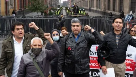 Trabajadores del IMSS protestan en Palacio Nacional y se manifiestan en Reforma; Sheinbuam afirma que avanza nueva propuesta salarial