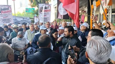 Trabajadores y jubilados de Pemex protestan en la Sener: exigen aumento salarial y frenar recortes a pensiones