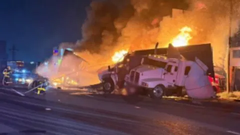Arde la México-Toluca: tráiler choca contra bloqueo de transportistas y quema 4 unidades
