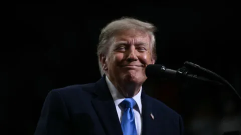 Trump ofrece 5 mil dólares y subsidio de 100 dólares a jubilados antes de elecciones