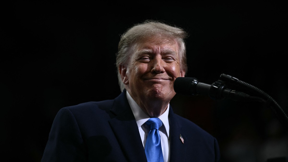 Trump ofrece 5 mil dólares y subsidio de 100 dólares a jubilados antes de elecciones