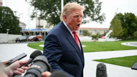 Trump arremete contra Zelenski: “es hora de que Ucrania tenga un nuevo presidente”