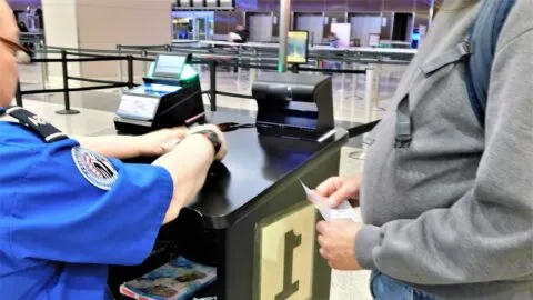 La TSA frena el acceso a las puertas de embarque sin boleto: los aeropuertos que mantienen el programa