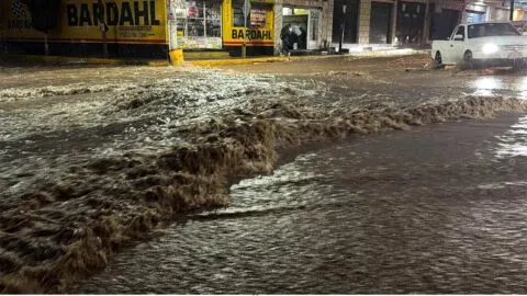 Fuertes lluvias inundan Tultitlán; autos quedan varados y paran Mexibús