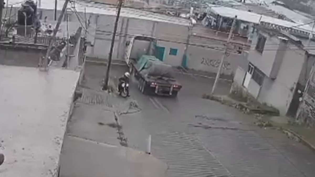 Tráiler se queda sin frenos y choca contra fábrica, en Tultitlán