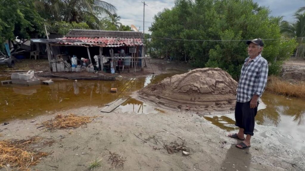 Vivienda afectada por aumento de la marea.