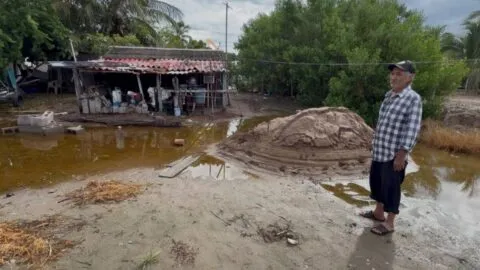 Marea sorprende a familias en Altata,Navolato; agua entra a 40 viviendas