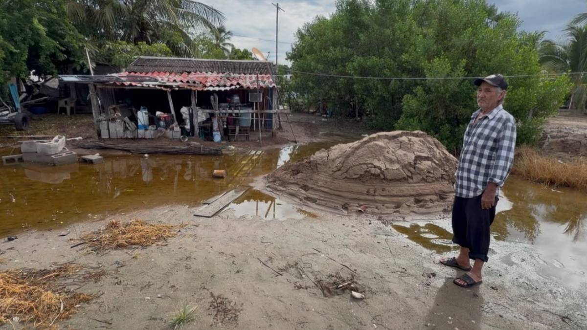 Marea sorprende a familias en Altata,Navolato; agua entra a 40 viviendas