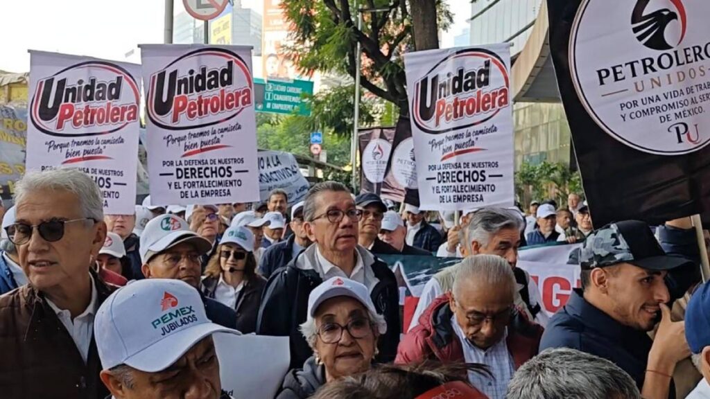 Manifestación de trabajadores y jubilados de Pemex, CFE y Luz y Fuerza del Centro.
