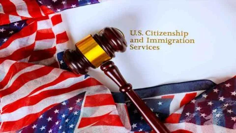 USCIS frena la ciudadanía y miles de inmigrantes podrían quedarse sin votar en noviembre
