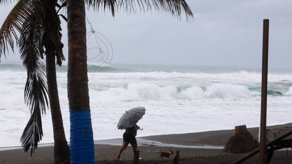 Vance tomó fuerza como tormenta tropical