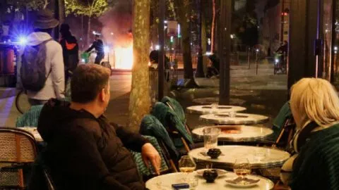 Vino, fuego y protestas en París: la pareja que se volvió viral en medio del caos