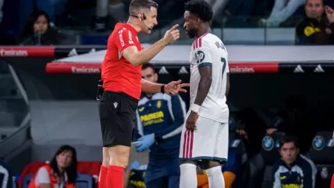 Vinícius pierde la cabeza: jala el cabello a rival y termina expulsado con el Real Madrid; peligra el clásico