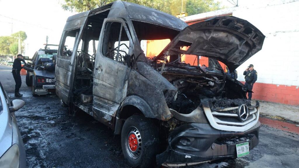 violencia-en-cuautla-morelos-momento-en-que-incendian-combi-tras-despliegue-de-seguridad