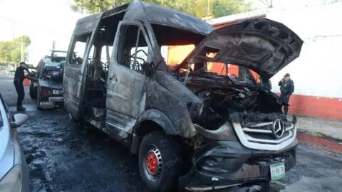Violencia en Cuautla, Morelos: momento en que incendian combi pese a despliegue de seguridad