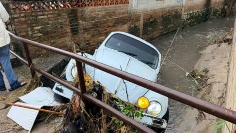 Lluvia arrastra un Vocho a un canal en Tampico; conductor sale ileso