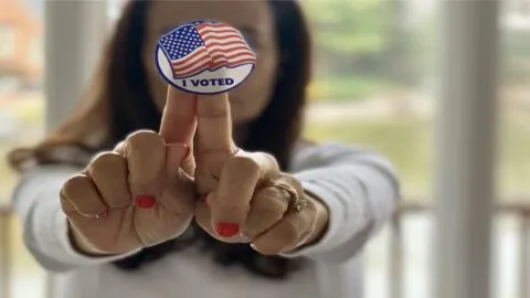 ¿Puedes votar en EE. UU. sin hablar inglés? Esto dice la ley sobre la ayuda en español